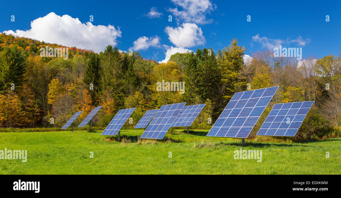 IRASVILLE, Vermont, USA - panneaux solaires dans la zone, Mad River Valley. L'énergie alternative. Banque D'Images