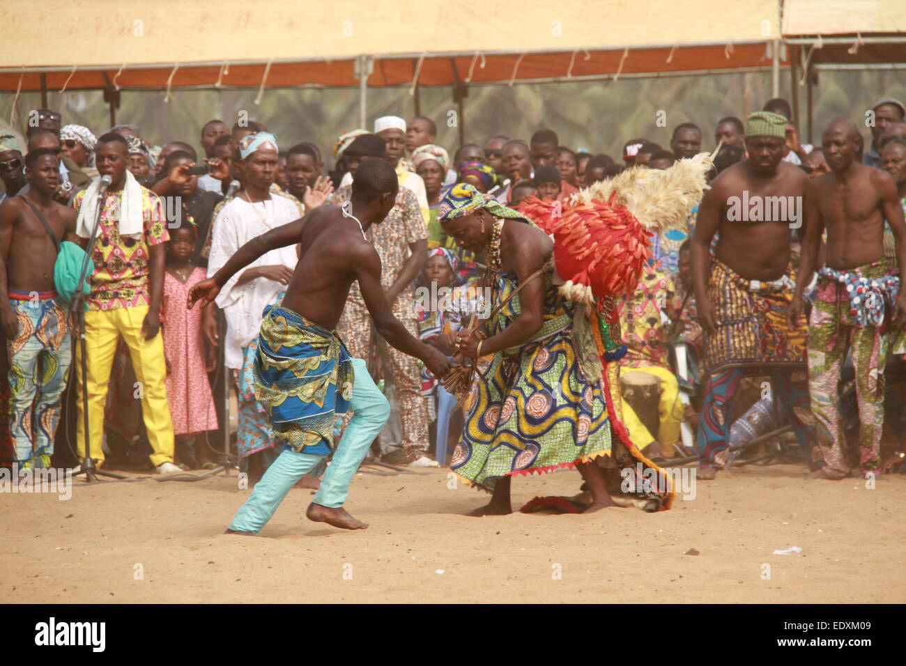 (150111) -- QUIDAH(Bénin), 11 janvier 2015 (Xinhua) -- Les résidents de prendre part à l'Assemblée festival vaudou dans Quidah, Bénin, le 10 janvier 2015. Après avoir été institué en 1994, ce festival qui est toujours célébrée le 10 janvier de chaque année, est dédié à des pratiques religieuses autochtones qui comprennent le vaudou, la religion traditionnelle qui est pratiqué par la majorité des gens du Bénin. (Xinhua) Banque D'Images