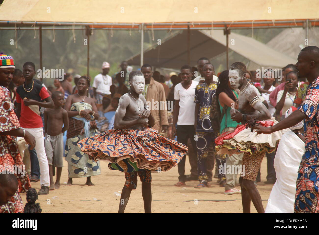 (150111) -- QUIDAH(Bénin), 11 janvier 2015 (Xinhua) -- Les résidents de prendre part à l'Assemblée festival vaudou dans Quidah, Bénin, le 10 janvier 2015. Après avoir été institué en 1994, ce festival qui est toujours célébrée le 10 janvier de chaque année, est dédié à des pratiques religieuses autochtones qui comprennent le vaudou, la religion traditionnelle qui est pratiqué par la majorité des gens du Bénin. (Xinhua) Banque D'Images