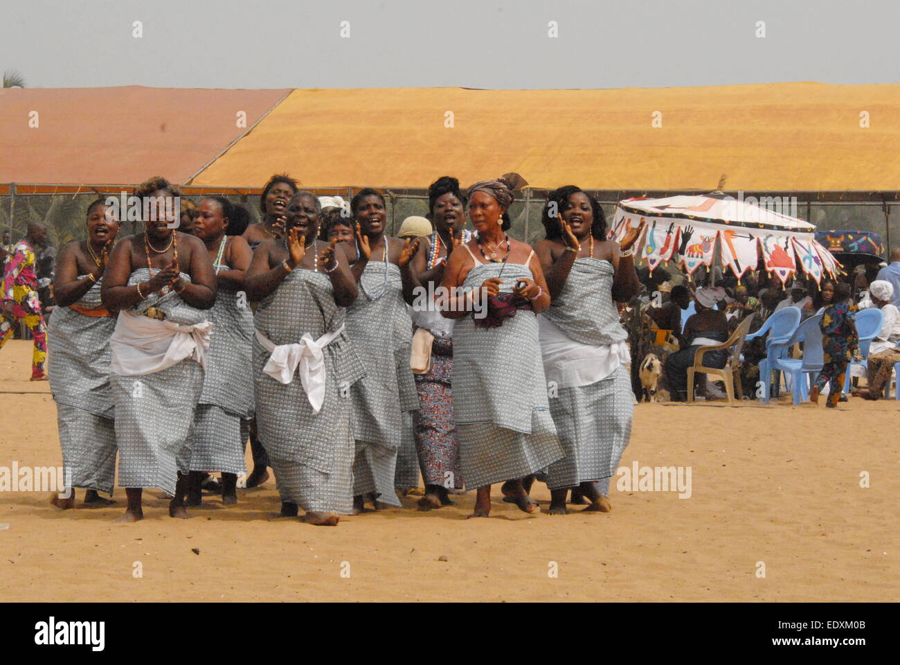 (150111) -- QUIDAH(Bénin), 11 janvier 2015 (Xinhua) -- Les résidents de prendre part à l'Assemblée festival vaudou dans Quidah, Bénin, le 10 janvier 2015. Après avoir été institué en 1994, ce festival qui est toujours célébrée le 10 janvier de chaque année, est dédié à des pratiques religieuses autochtones qui comprennent le vaudou, la religion traditionnelle qui est pratiqué par la majorité des gens du Bénin. (Xinhua) Banque D'Images