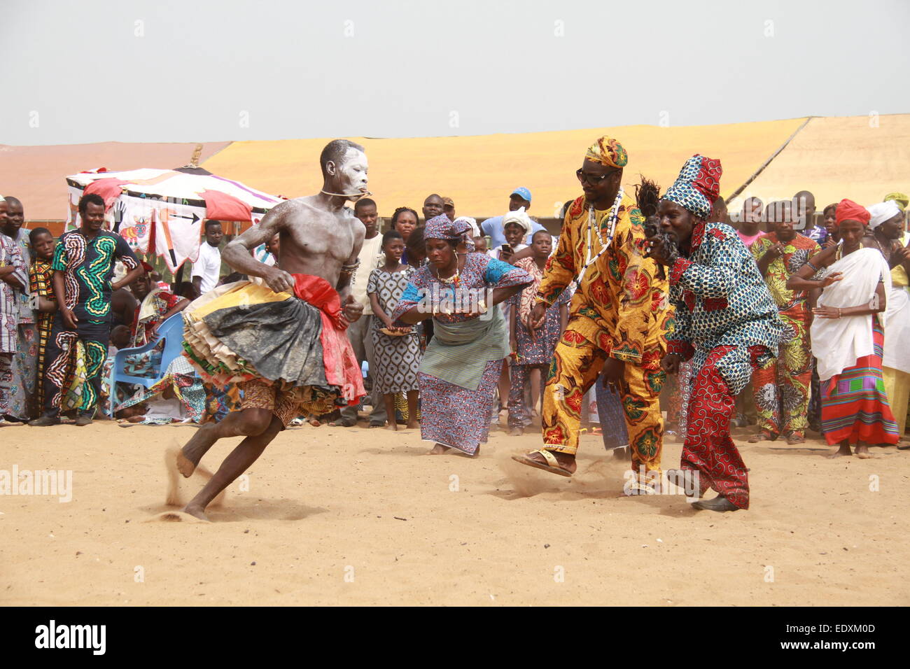 (150111) -- QUIDAH(Bénin), 11 janvier 2015 (Xinhua) -- Les résidents de prendre part à l'Assemblée festival vaudou dans Quidah, Bénin, le 10 janvier 2015. Après avoir été institué en 1994, ce festival qui est toujours célébrée le 10 janvier de chaque année, est dédié à des pratiques religieuses autochtones qui comprennent le vaudou, la religion traditionnelle qui est pratiqué par la majorité des gens du Bénin. (Xinhua) Banque D'Images