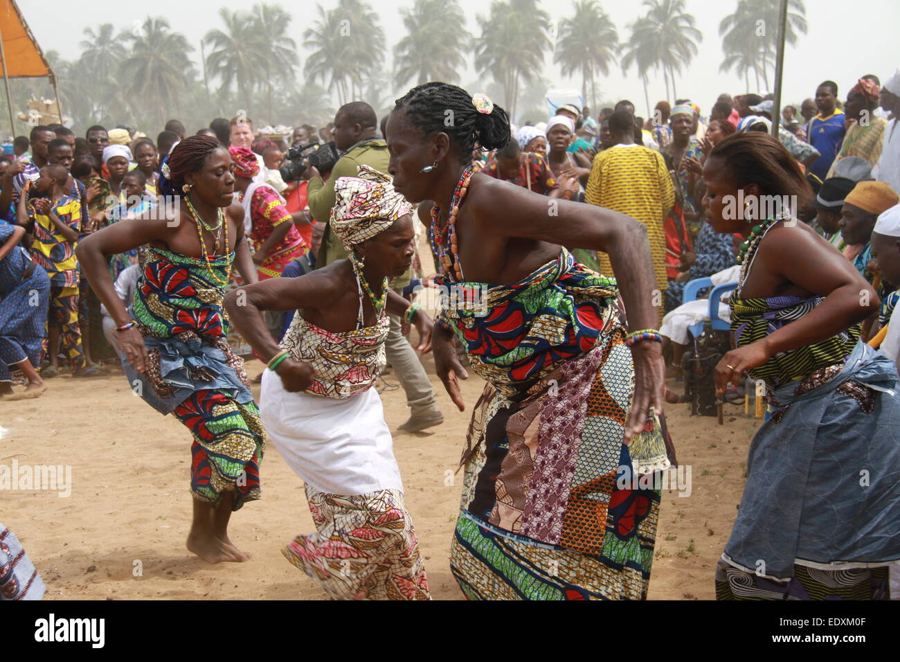 (150111) -- QUIDAH(Bénin), 11 janvier 2015 (Xinhua) -- Les résidents de prendre part à l'Assemblée festival vaudou dans Quidah, Bénin, le 10 janvier 2015. Après avoir été institué en 1994, ce festival qui est toujours célébrée le 10 janvier de chaque année, est dédié à des pratiques religieuses autochtones qui comprennent le vaudou, la religion traditionnelle qui est pratiqué par la majorité des gens du Bénin. (Xinhua) Banque D'Images