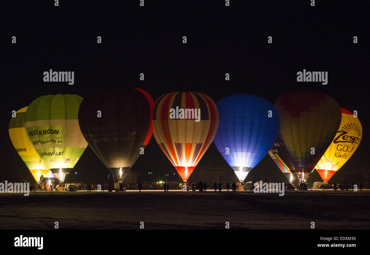 Heissluftballons, Ballonglühen im Winter, montgolfières, balloon glow en hiver, hot air balloon, balloon glow, nuit, hiver Banque D'Images