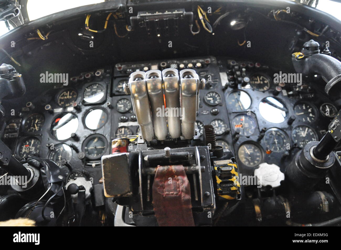 Détails du cockpit de l'avion bombardier Avro Vulcan, illustrant la technologie de l'ère de la guerre froide. Cockpit d'avion Vulcan avec leviers d'accélérateur et jauges Banque D'Images