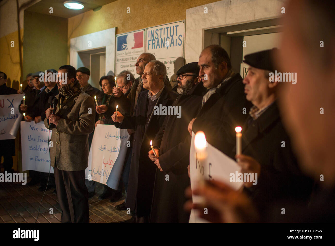 La bande de Gaza. Jan 11, 2015. Les Palestiniens tiennent des bougies pendant un rassemblement en l'honneur des 17 victimes tuées pendant l'attaque terroriste meurtrière de trois jours en France, en dehors du Centre Culturel Français dans la ville de Gaza le 11 janvier 2015. © Wissam Nassar/Xinhua/Alamy Live News Banque D'Images