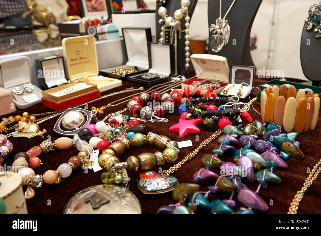Les petites entreprises fait maison articles de bijouterie sur un étal dans un marché artisanal Banque D'Images