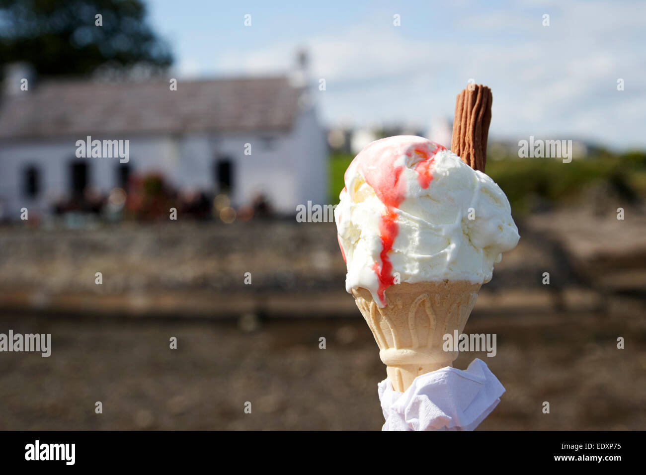 La crème glacée avec sauce aux framboises et chocolat flake sur une chaude journée d'été au Royaume-Uni Banque D'Images