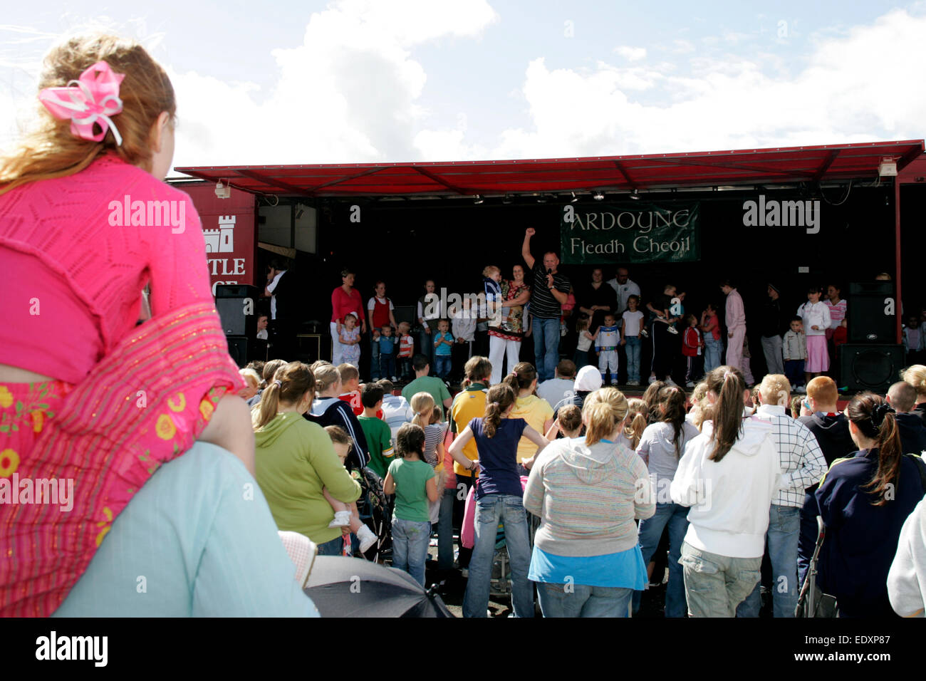 La foule à la traditionnelle ardoyne fleadh cheoil irish festival Banque D'Images