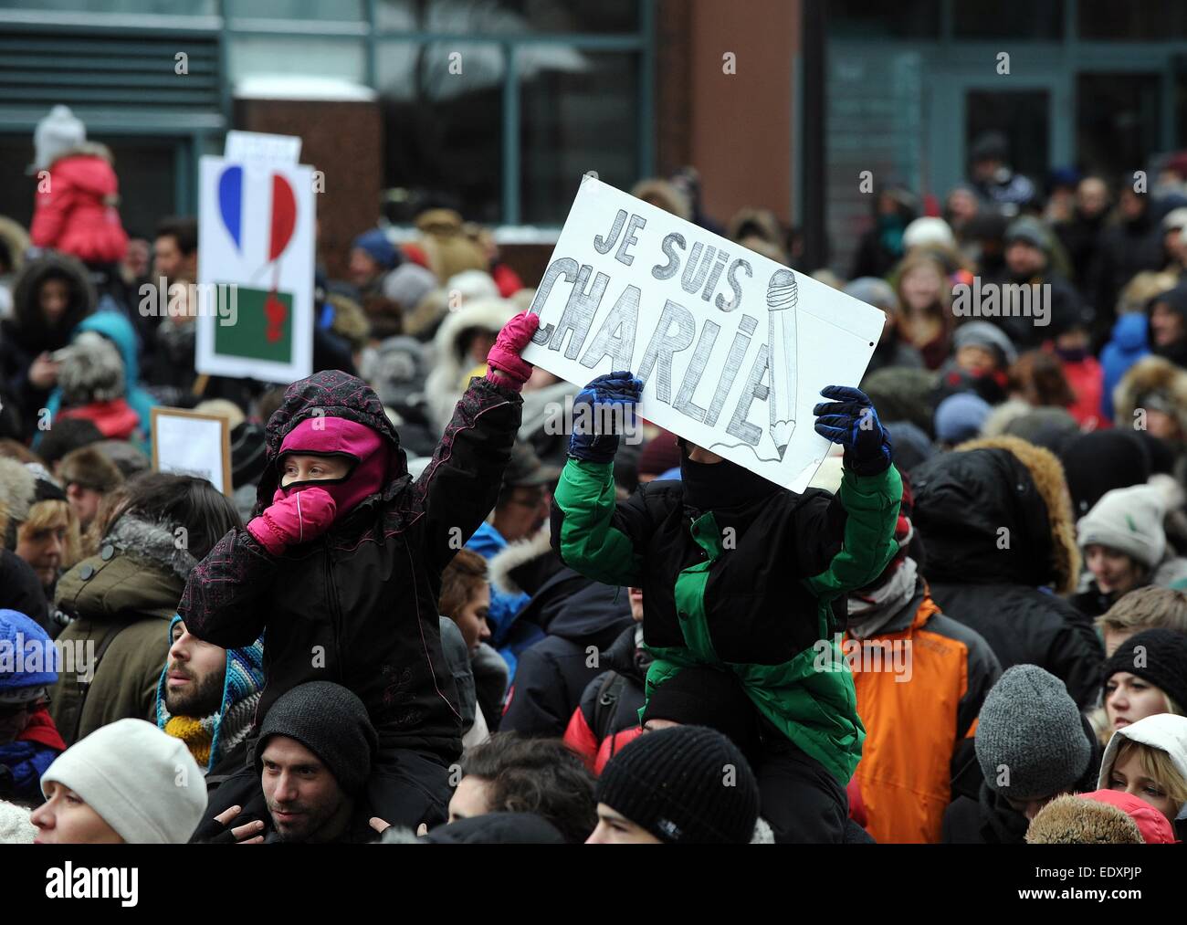 (150111) -- Montréal, le 11 janvier 2015 (Xinhua) -- les gens rassemblement à l'honneur des 17 victimes tuées au cours des trois jours attaque terroriste meurtrière en France et à l'unité avec la France au centre-ville de Montréal, Canada, 11 janvier 2015. (Xinhua/KADRI MOHAMED) Banque D'Images
