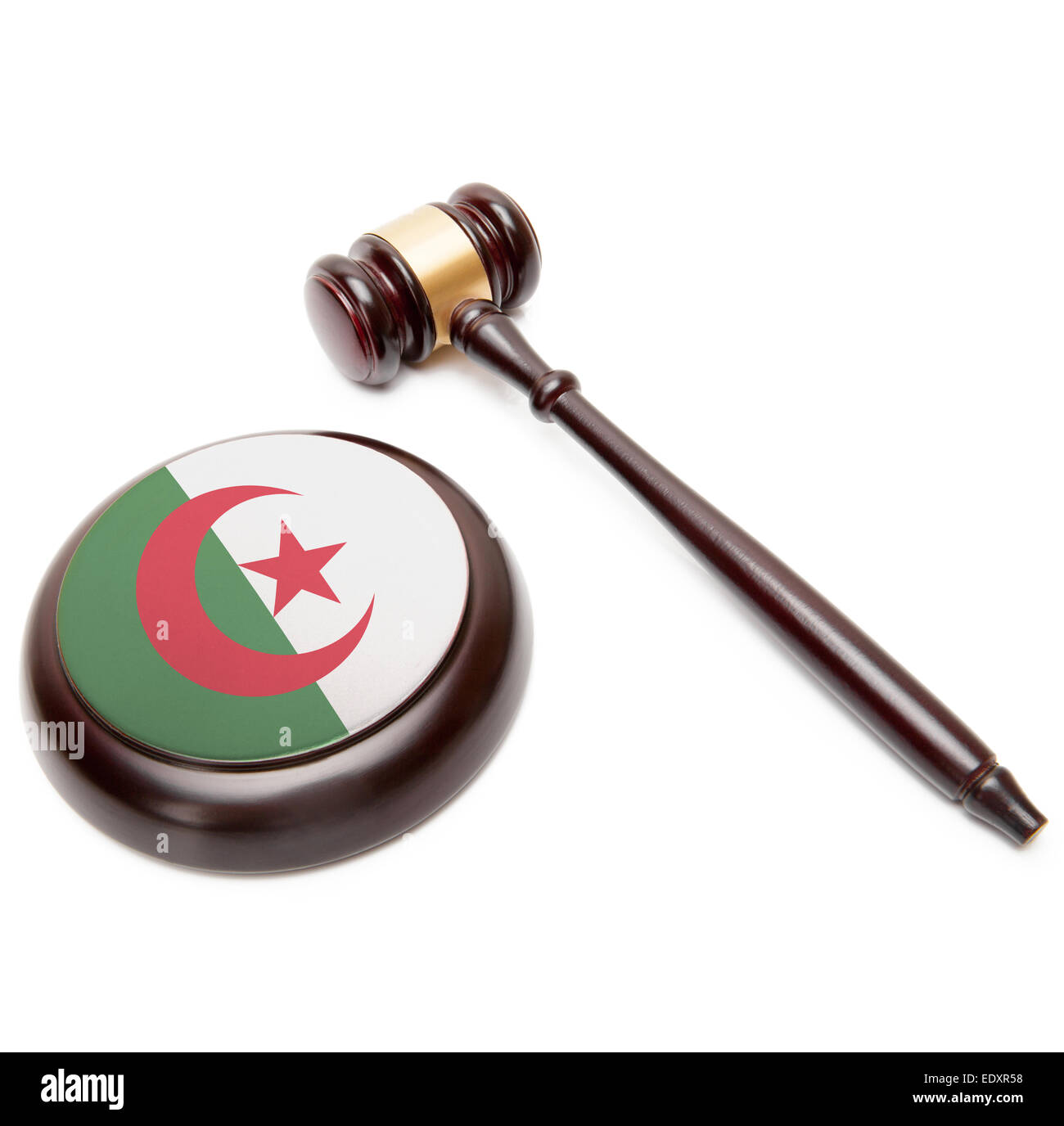 Marteau et juge d'harmonie avec le drapeau national - Algérie Banque D'Images