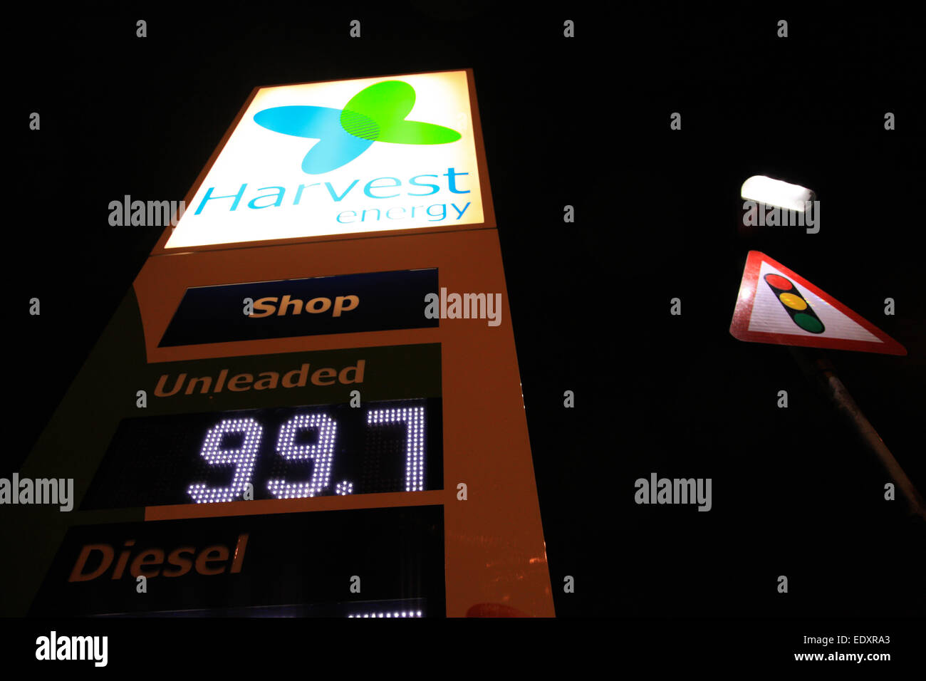Vue de nuit sur une station de remplissage essence britannique montrant le prix en pence. Birmingham UK Banque D'Images