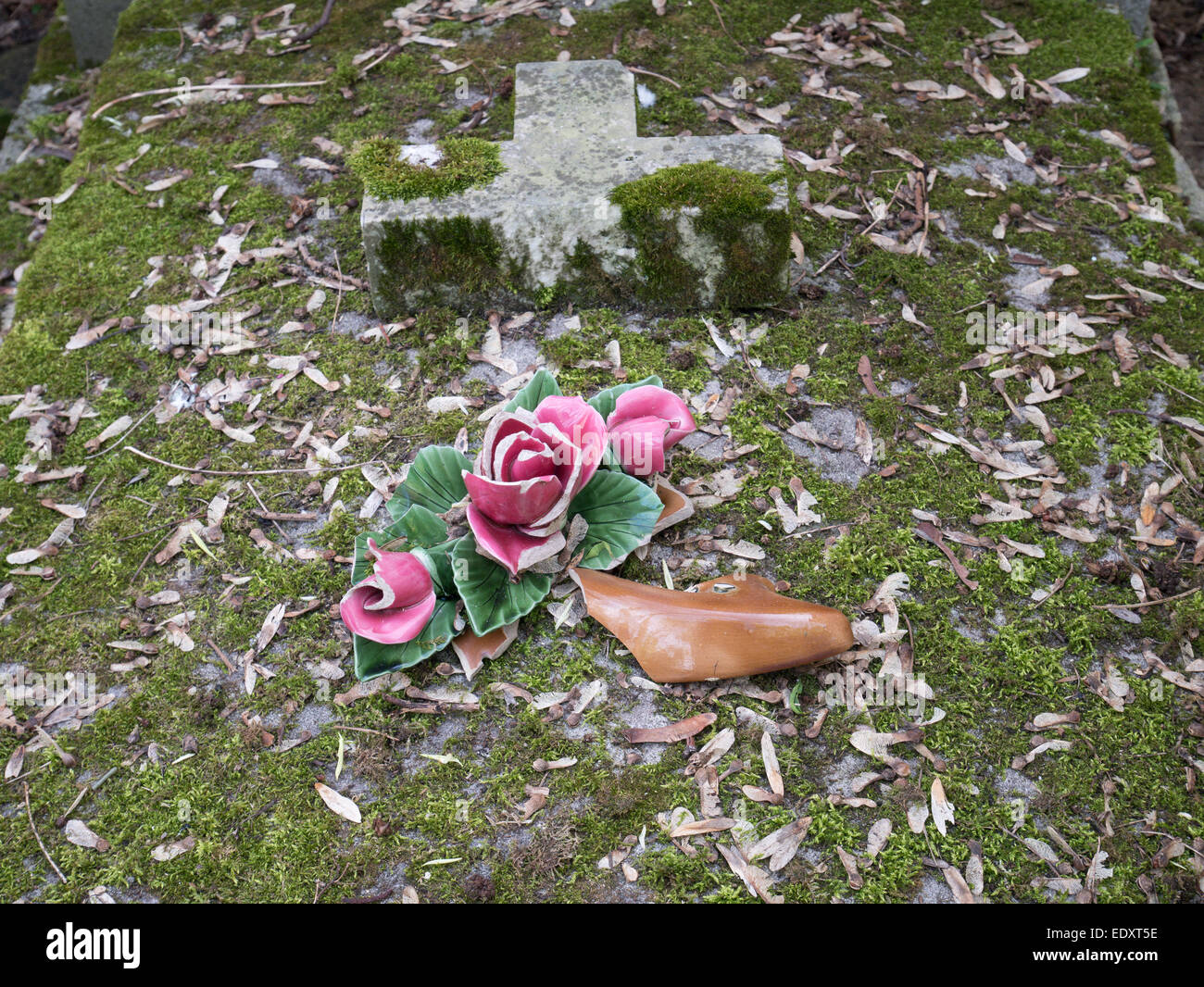 Une rose de porcelaine brisée sur une tombe au cimetière du Père Lachaise, Paris, France Banque D'Images