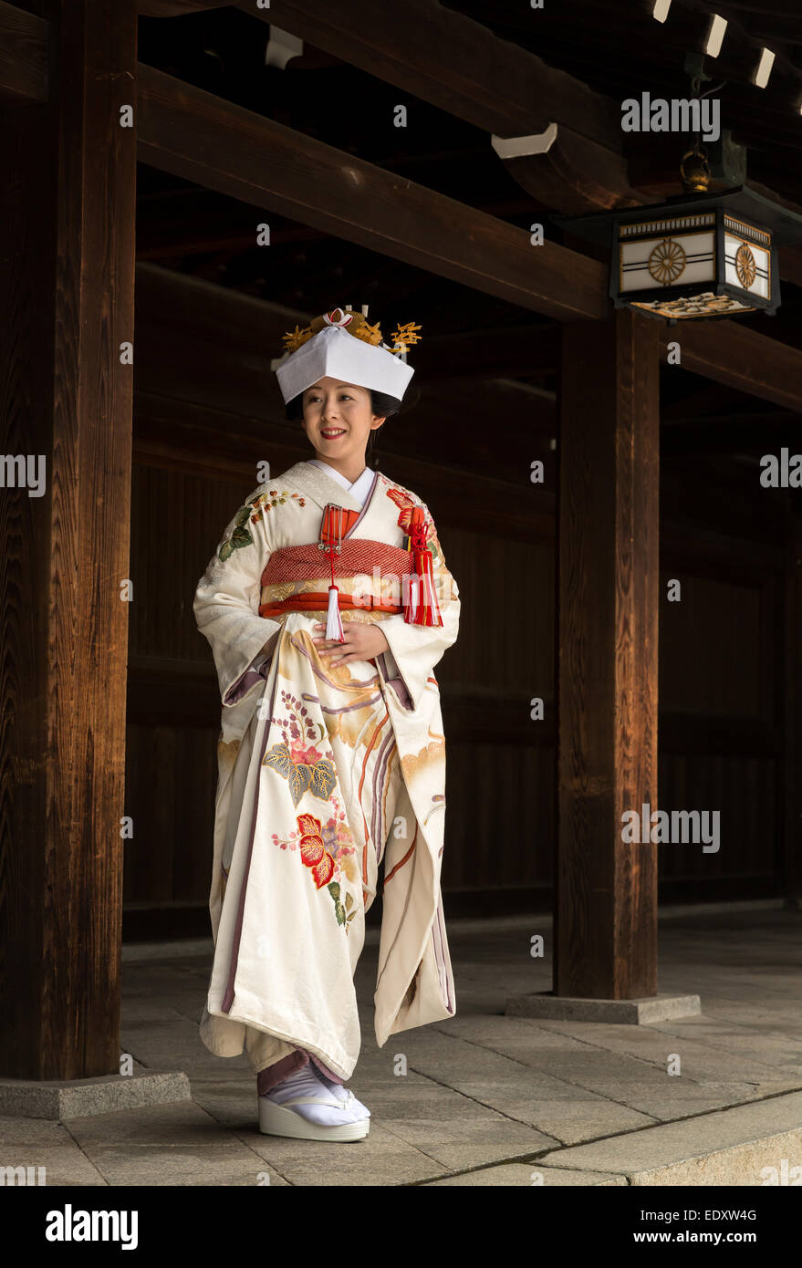 Mariée en vêtements traditionnels japonais à son mariage, Meiji Meiji Jingū, shine (), Shibuya, Tokyo, Japon Banque D'Images