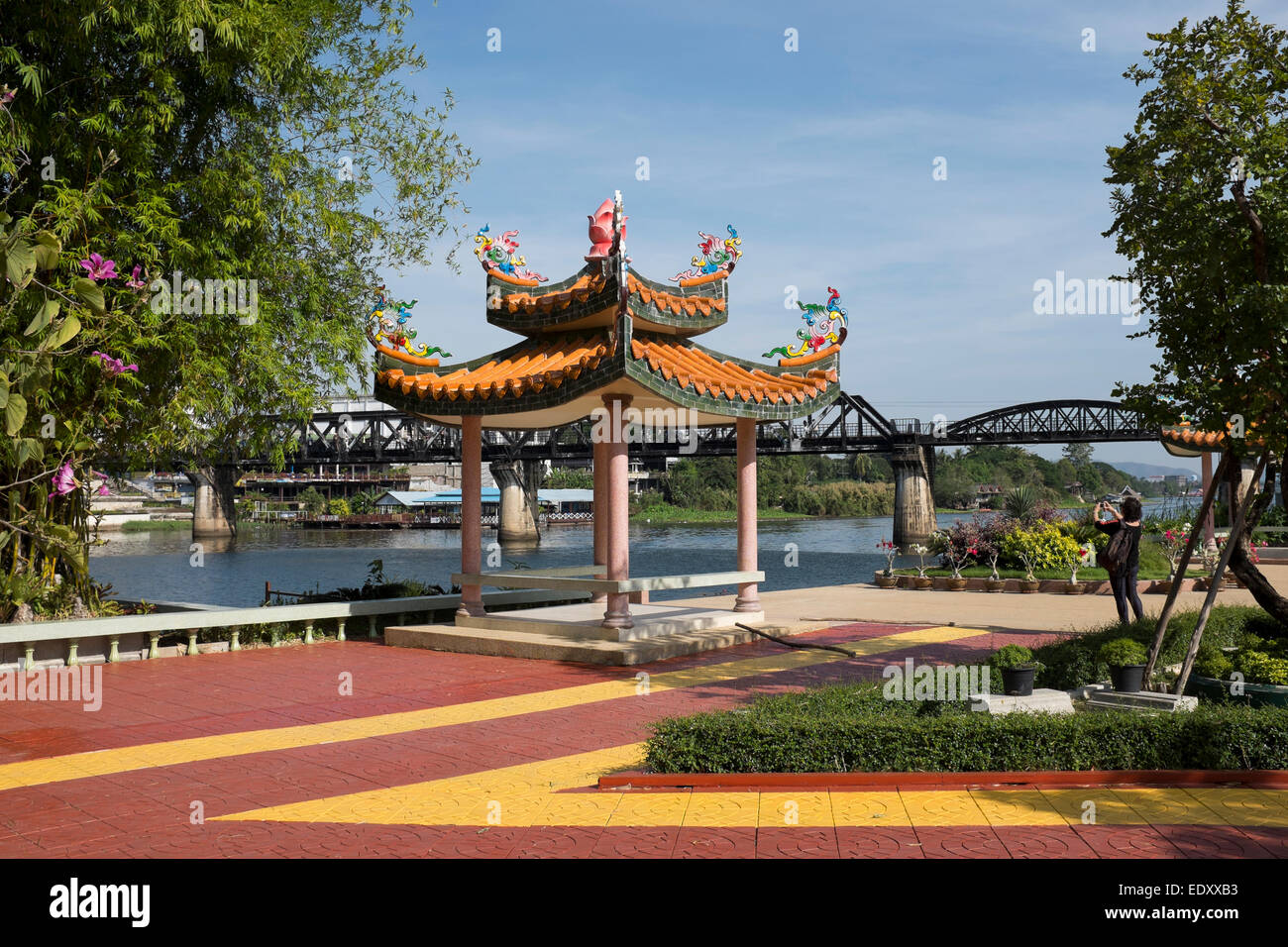 Temple aux côtés de la rivière Kwai en Thaïlande Kanchanaburi Pont Banque D'Images