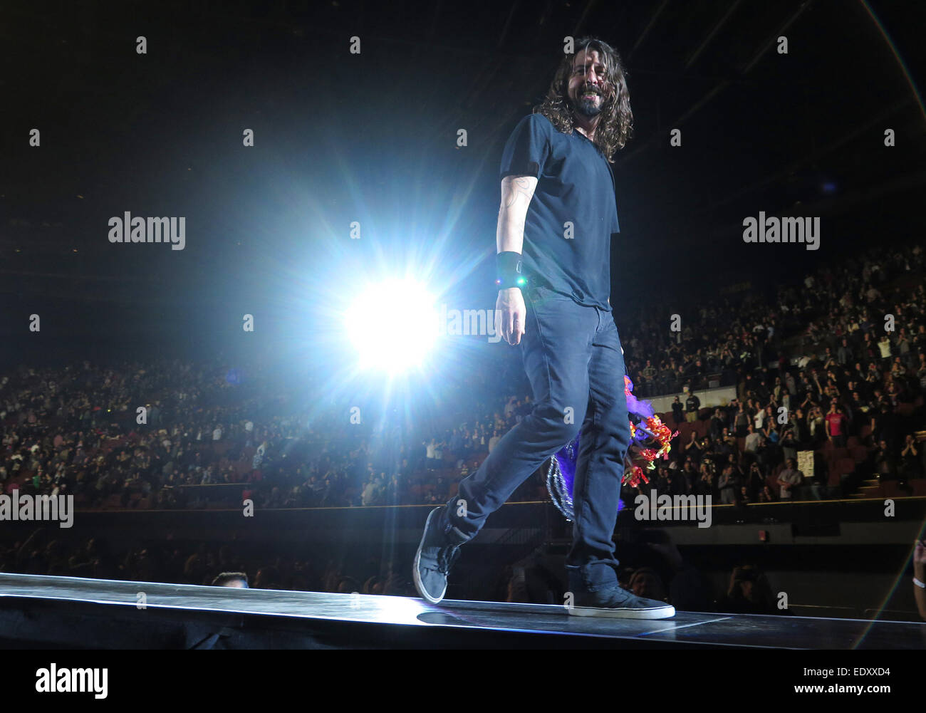 Los Angele, CA, USA. Jan 11, 2015. Jan 10, 2015 - Los Angeles, Californie, USA - Dave Grohl promenades hors scène après un concert de Foo Fighters lors du Forum. Le all-star jam session a célébré la 46e anniversaire de Grohl. © Alfred KC/ZUMA/Alamy Fil Live News Banque D'Images