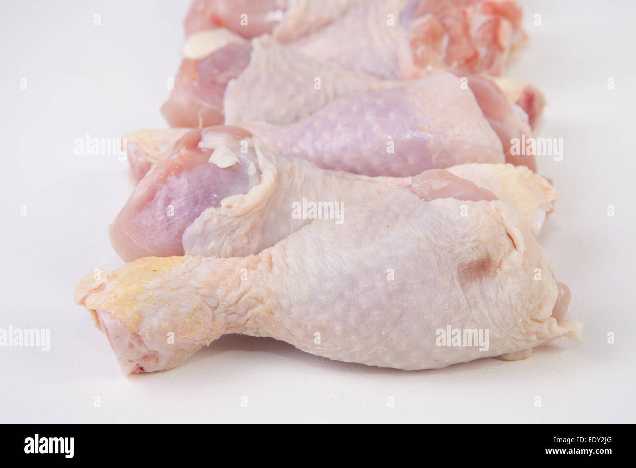 Haut de cuisses de poulet ou des jambes isolé sur fond blanc Banque D'Images