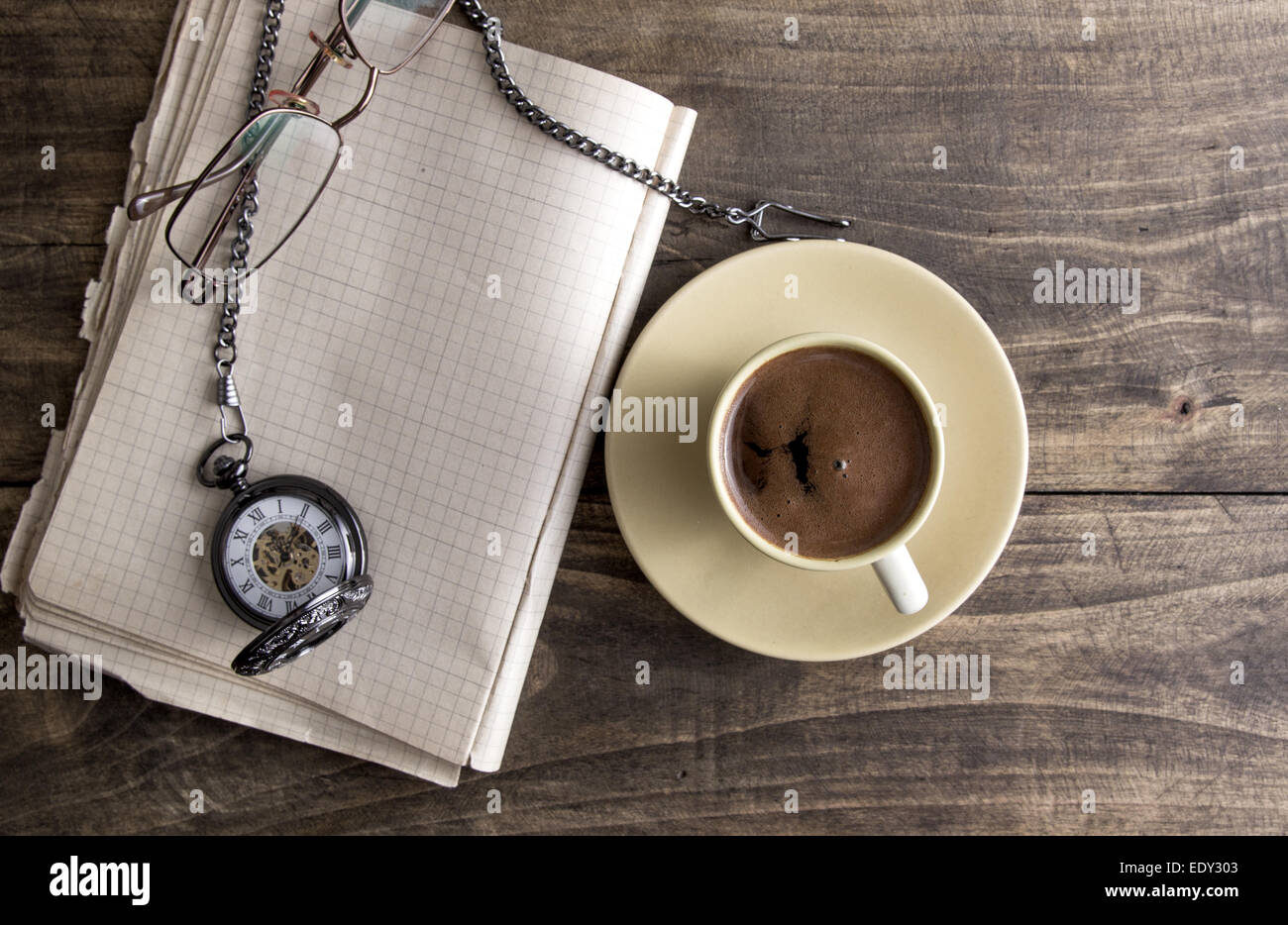 Vintage montre de poche avec tasse de café sur le vieux livre libre Banque D'Images