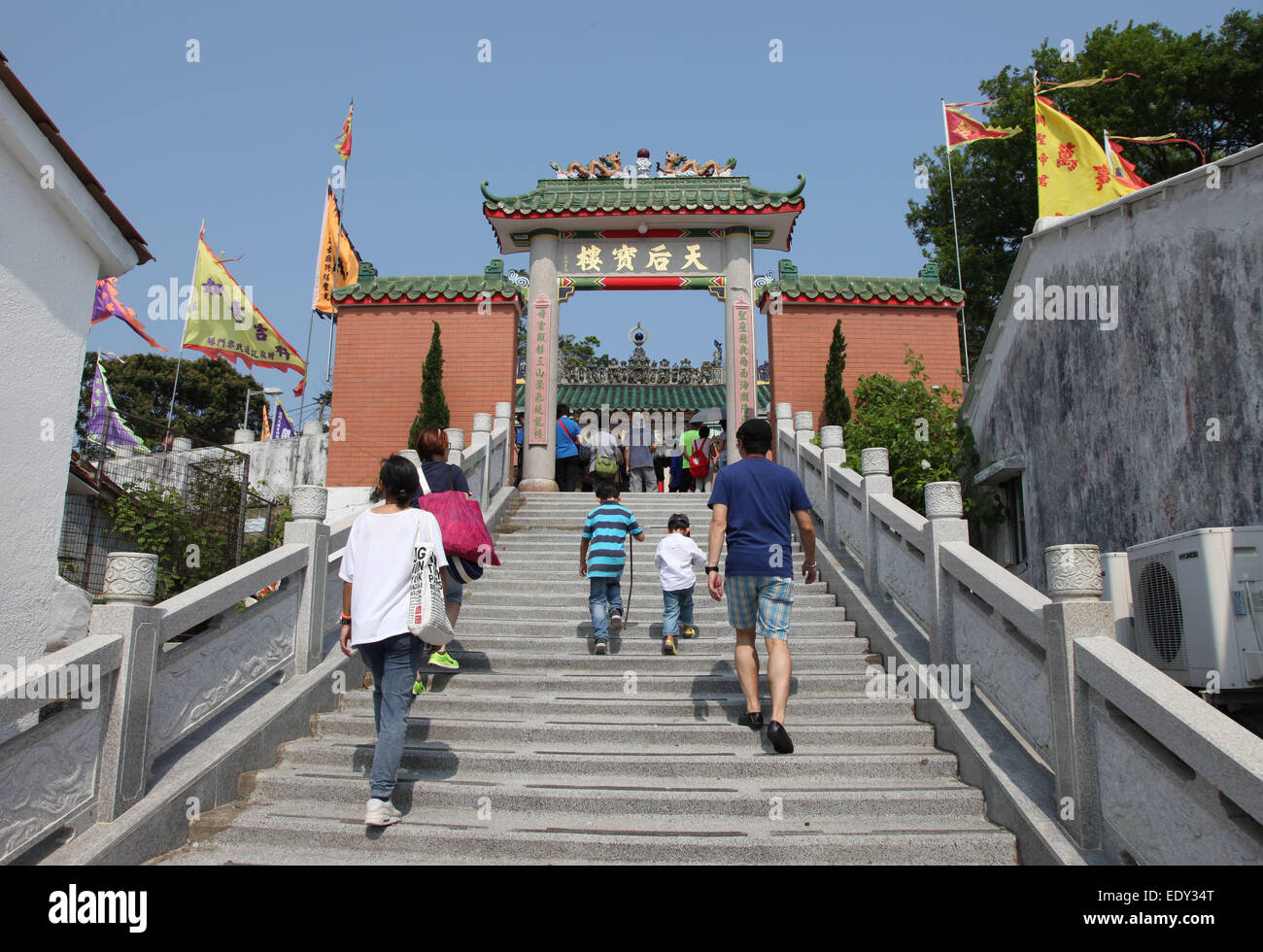 C'est une photo de l'entrée de la Chine dans un temple à Hong Kong dans le quartier de Sai Kung. Nous voyons des gens grimper Banque D'Images