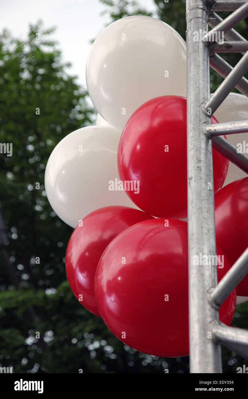 Ballons rouges et blancs attachés ensemble à une structure en piliers pendant une fête foraine à l'extérieur. Il n'y a personne Banque D'Images