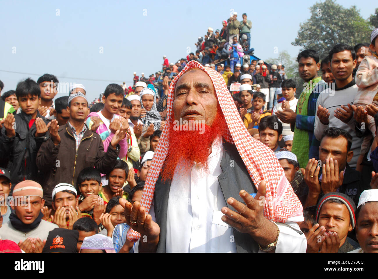 Les dévots musulmans participer à la dernière journée Biswa Ijtema Akheri Munajat appelé ''. L'Akheri Munajat dans le dernier jour de "Biswa Ijtema', un événement où les Musulmans a porté sur des prières et des supplications, et elles ne sont pas autorisées pour les discussions politiques, à Tongi à Gazipur district. © Mohammad Asad/Pacific Press/Alamy Live News Banque D'Images