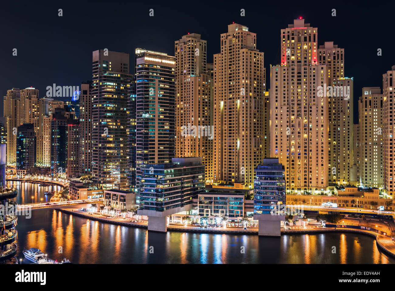 La Marina de Dubaï est éclairée la nuit, Emirats Arabes Unis, Moyen Orient Banque D'Images