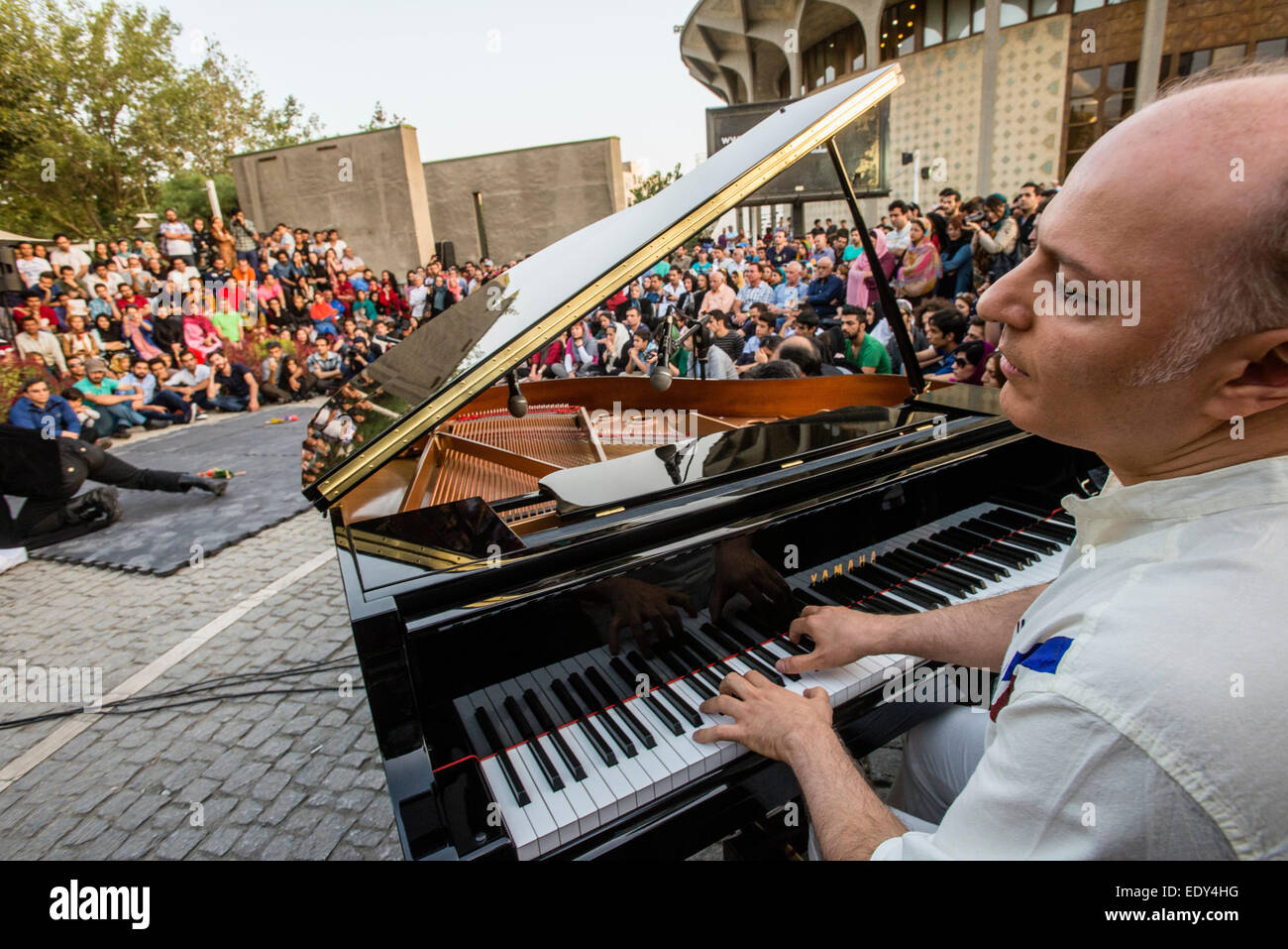 Pianiste assyrienne Hanibal Yusef et danseur iranien Yasser Khaseb effectuée danse et musique de piano show Tanahang à Téhéran, Iran Banque D'Images