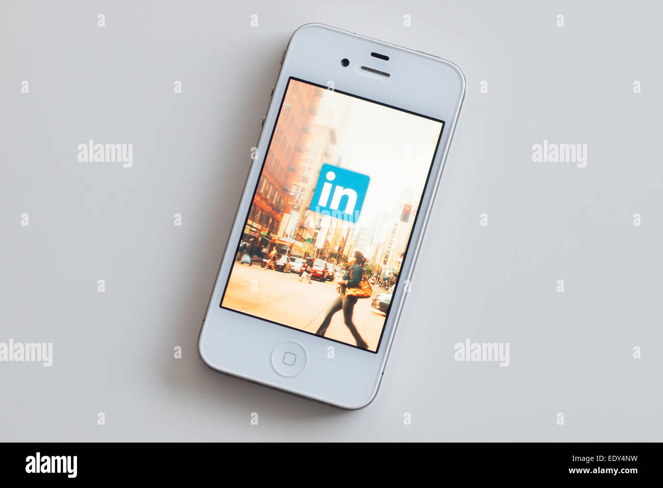 L'écran d'accueil et le logo de l'application mobile de LinkedIn sur un  Apple iPhone 4 blanc Photo Stock - Alamy