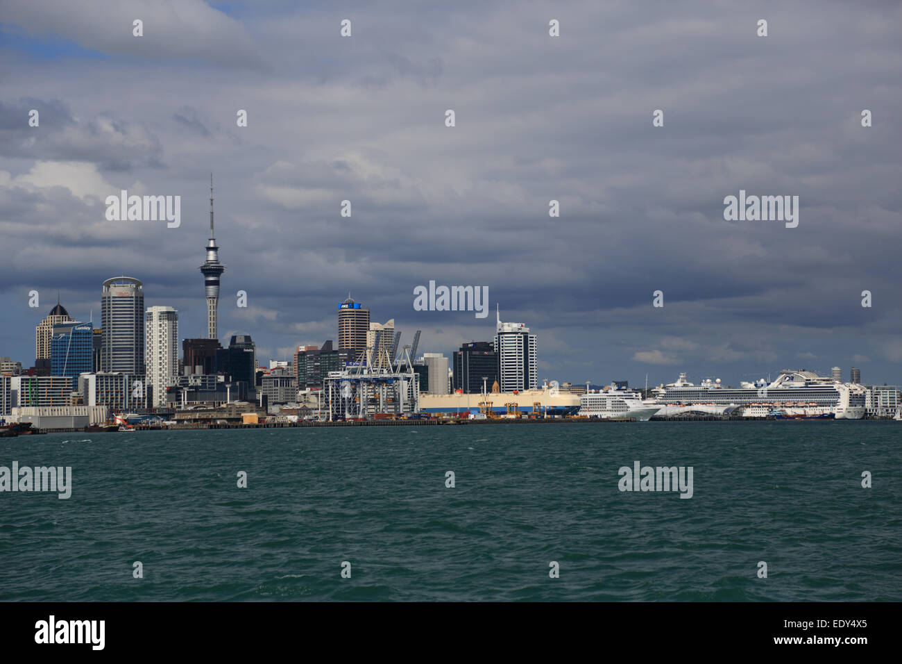 Le port d'Auckland et skyline, Diamond Princess bateau de croisière et autres navires de Devenport, Nouvelle-Zélande Ferry Banque D'Images