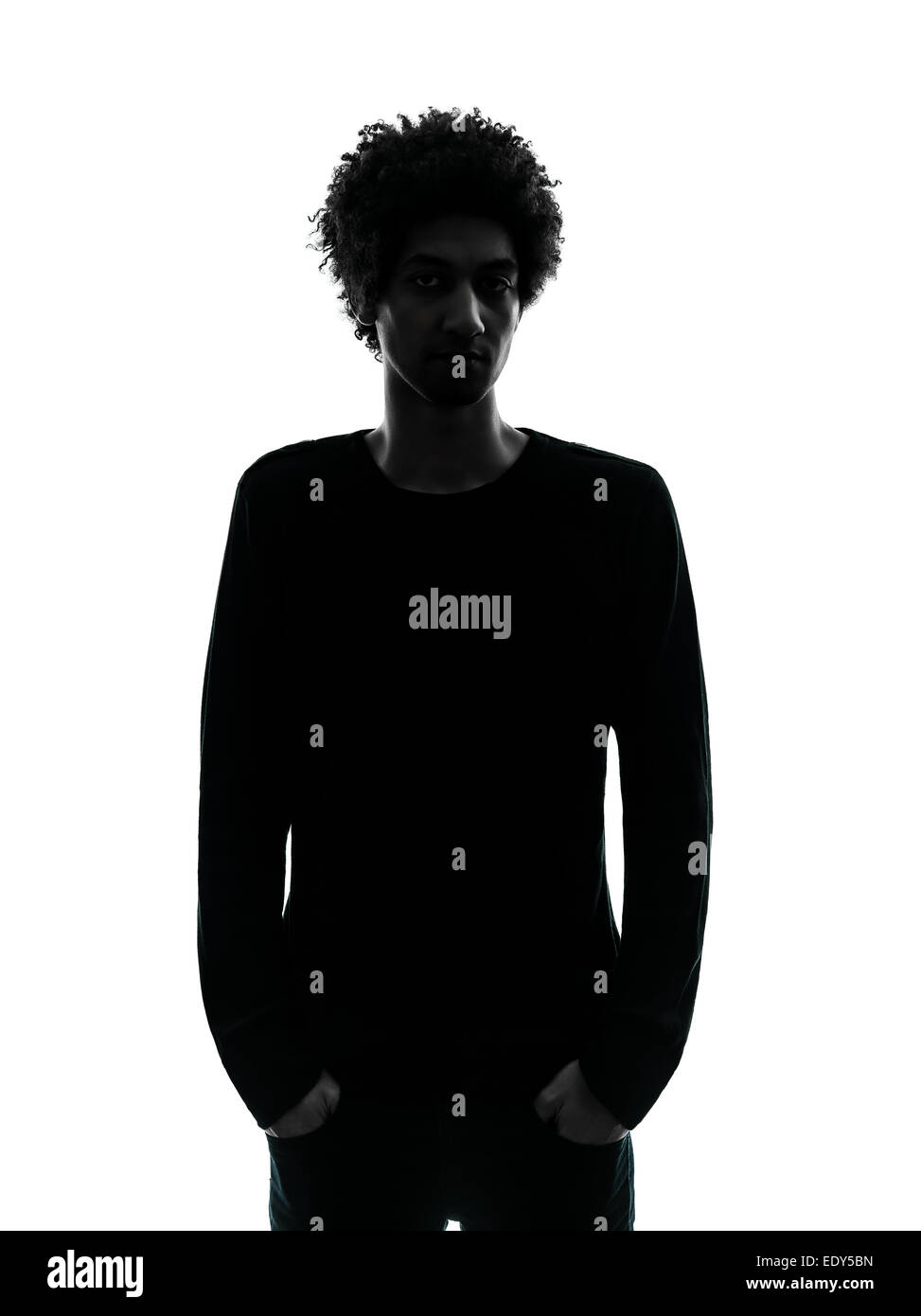 Un beau jeune homme africain en silhouette studio isolé sur fond blanc ...