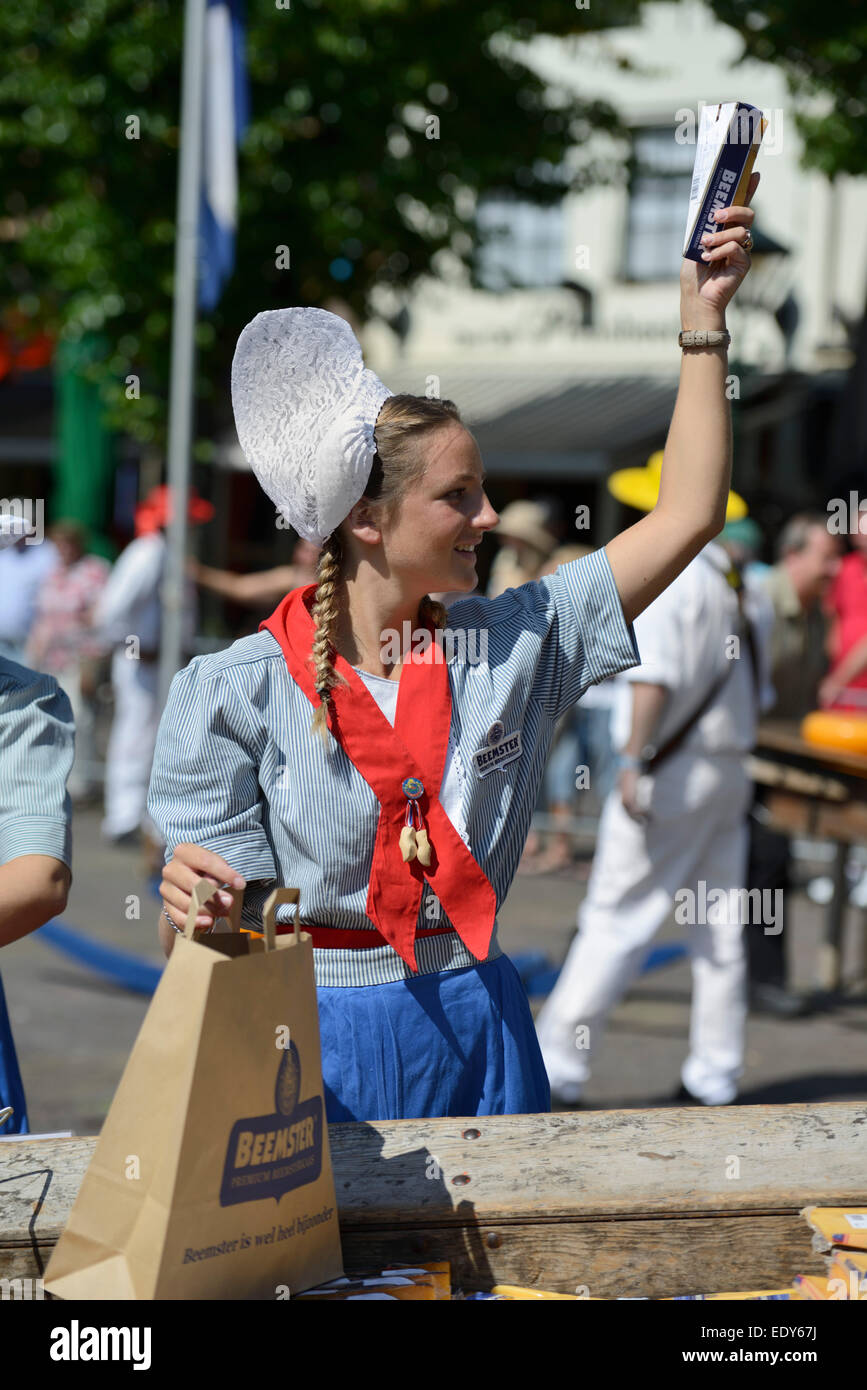 Fille en costume traditionnel néerlandais du fromage à la vente du marché du fromage, Waagplein Square, Alkmaar, Hollande du Nord, Pays-Bas, l'UE Banque D'Images