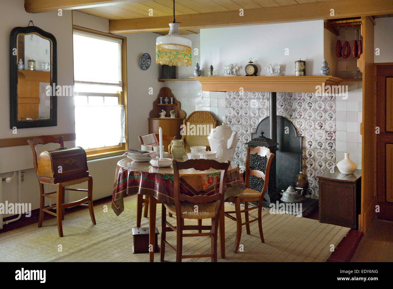 À l'intérieur d'une maison de village traditionnel néerlandais, Zuiderzee open air museum, l'Ijsselmeer, Enkhuizen, Hollande du Nord, Pays-Bas, Europe Banque D'Images