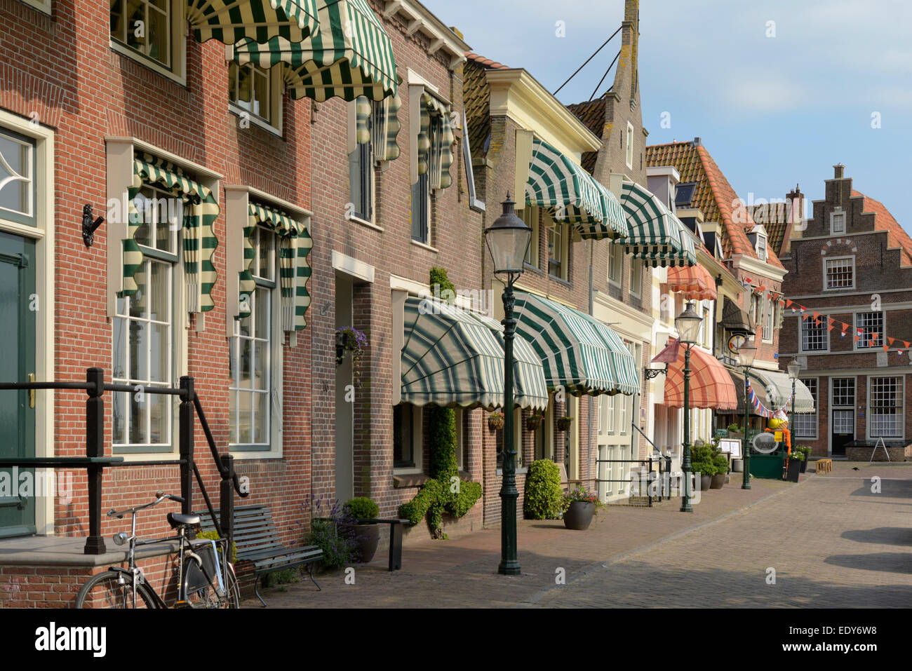 Maisons et boutiques à côté du port, Dijk, Oude Haven, Enkhuizen, Hollande du Nord, Pays-Bas, Europe Banque D'Images