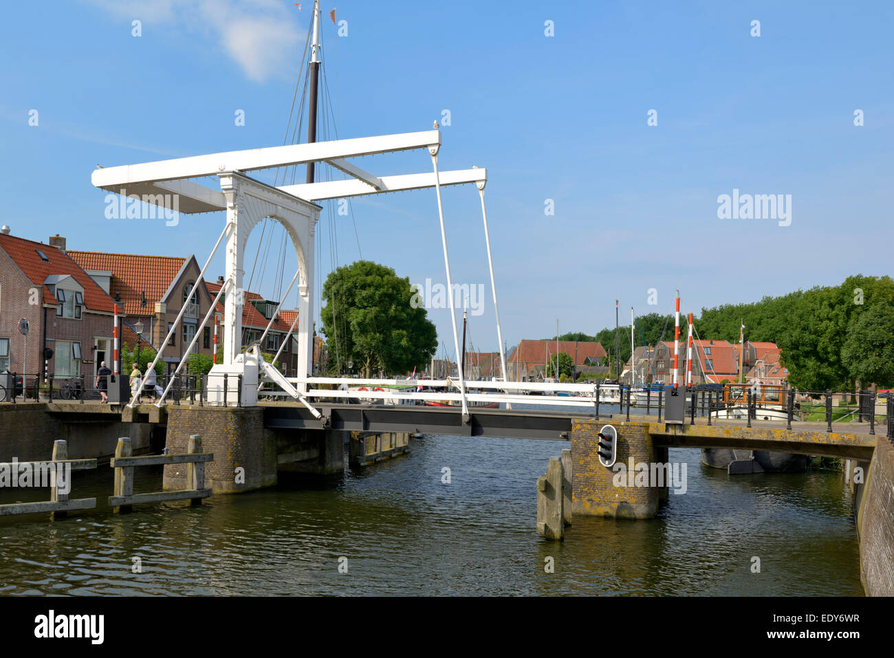 Bascule Bridge (Pont), Oosterhaven, Enkhuizen, Hollande du Nord, Pays-Bas, Europe Banque D'Images