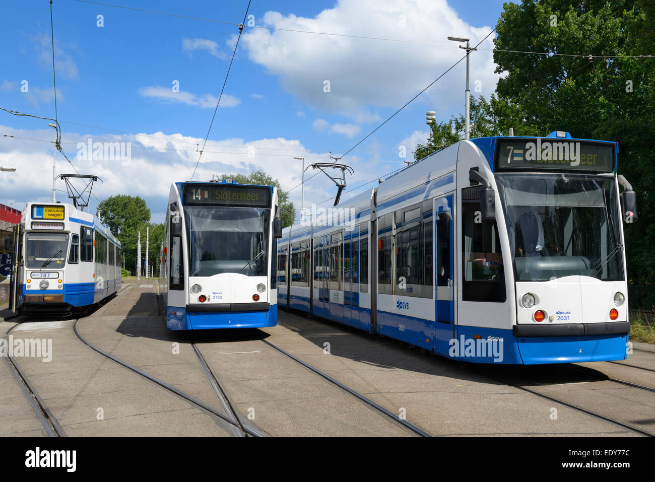 Les Trams à la station de tramway St Lucas Ziekenhuis, Amsterdam, Hollande du Nord, Pays-Bas, Europe Banque D'Images