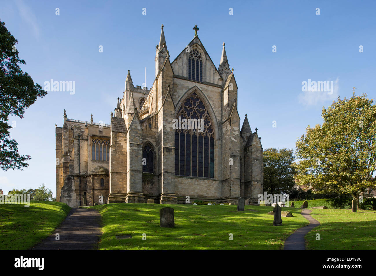 Un faible angle de vue de la façade est de la belle, qui domine, historique, la cathédrale de Ripon ensoleillée sous un ciel bleu - North Yorkshire, Angleterre, Royaume-Uni. Banque D'Images