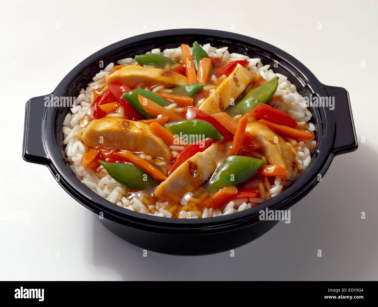 Riz au poulet four micro-ondes bol sur fond blanc Photo Stock - Alamy