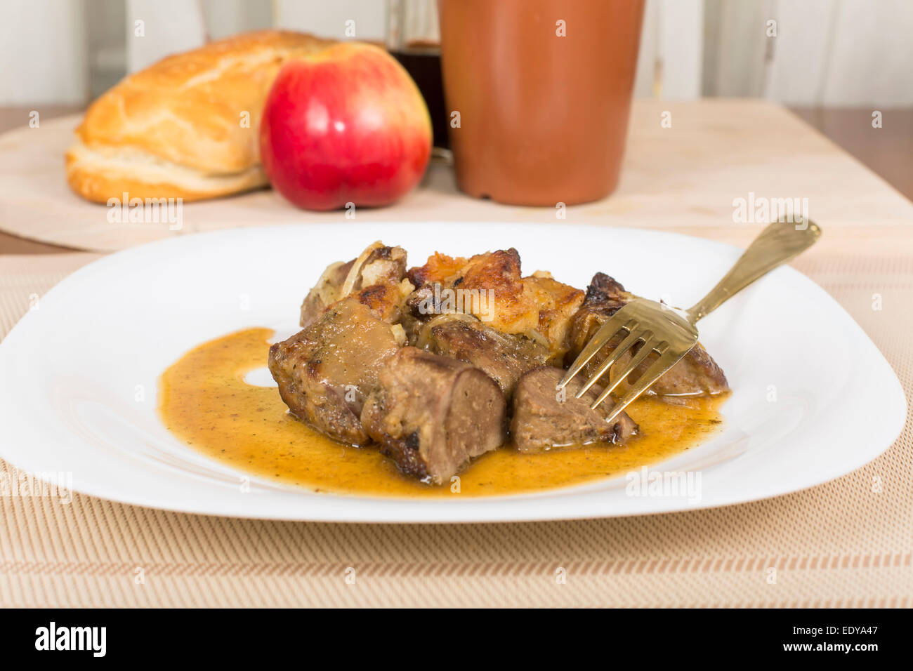 Pommes au four avec du foie dans le vin sur une plaque Banque D'Images