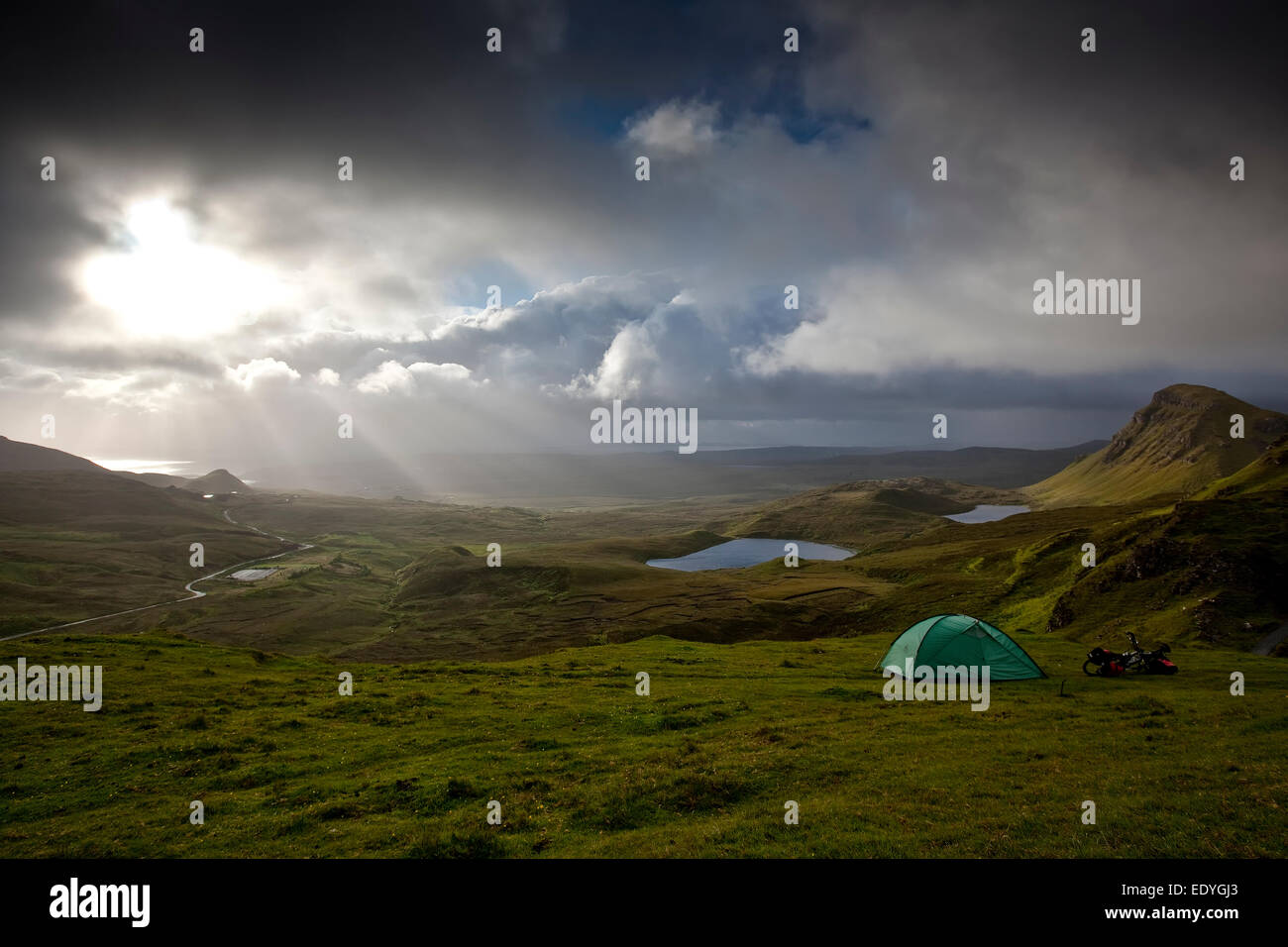 Camp de tentes, dans le paysage rocheux de Trotternish Quiraing, crête, île de Skye, Ecosse, Royaume-Uni Banque D'Images