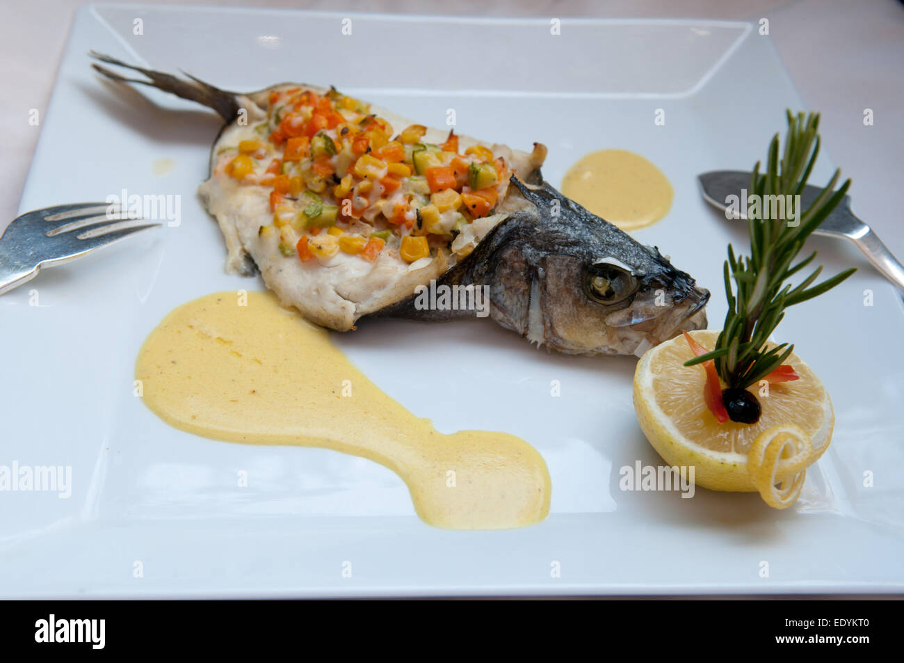 C'est photo en gros plan du loup de mer farci aux légumes. C'est un