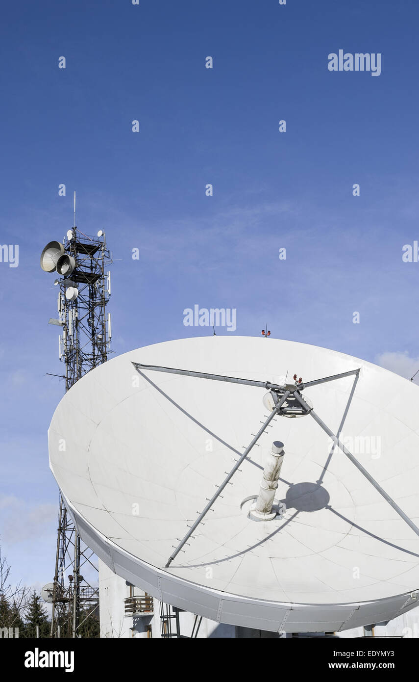 Une grande antenne pour la transmission par satellite et les communications tower Banque D'Images