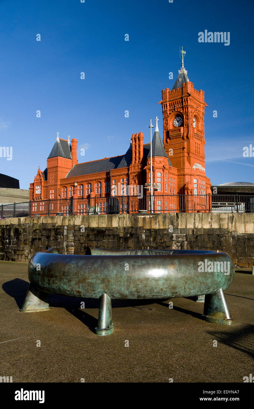 Pierhead Building and Celtic Ring Sculpture par Harvey Hood 1993, Cardiff Bay, Cardiff, pays de Galles, Royaume-Uni. Banque D'Images