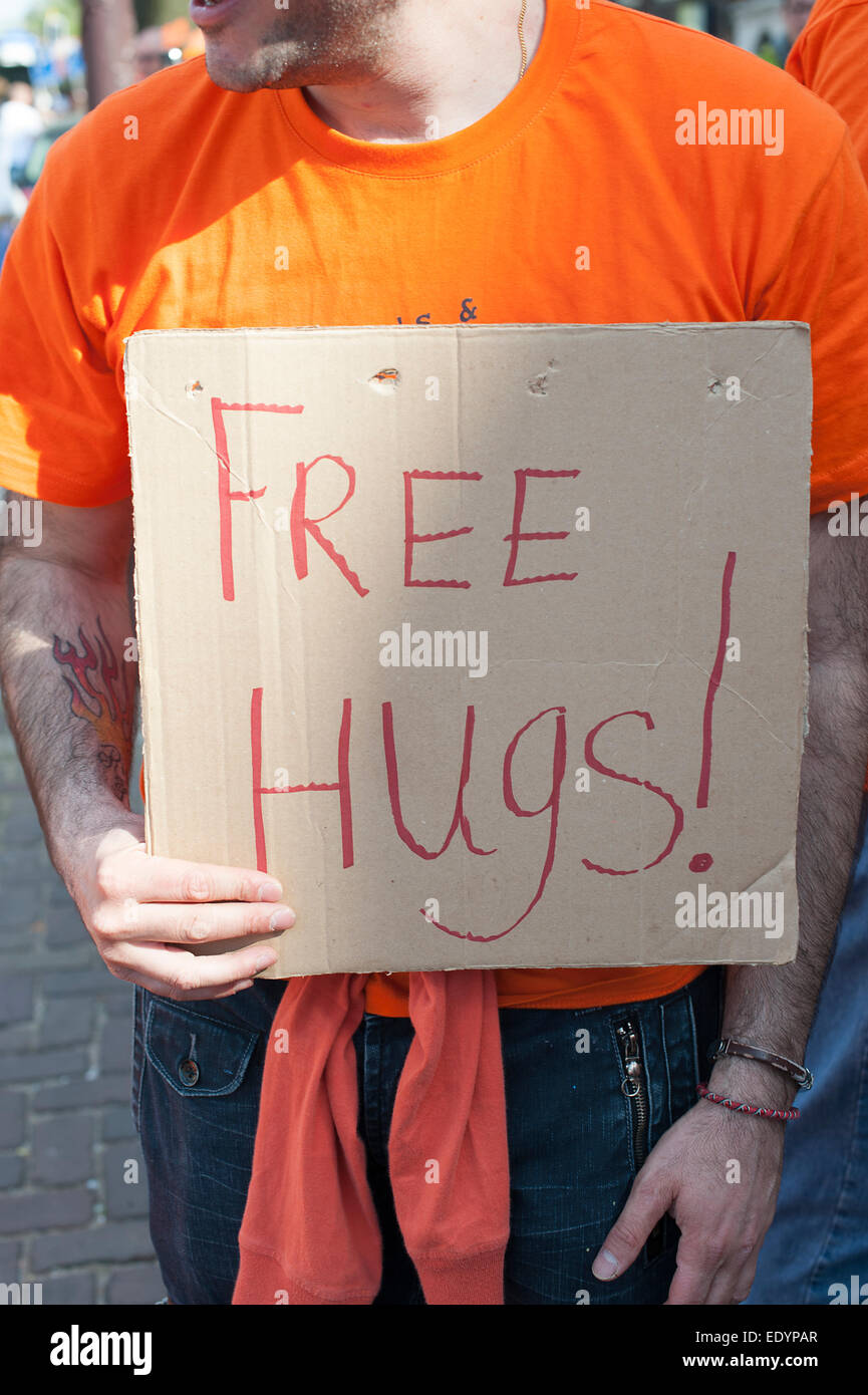 Amsterdam queens day free hugs hugging signe. crédit : lee ramsden / alamy Banque D'Images