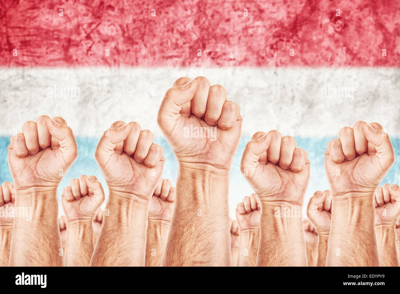 Pays-bas du mouvement ouvrier, une grève du syndicat des travailleurs de sexe masculin avec concept fists soulevé dans l'air de lutter pour leurs droits Banque D'Images