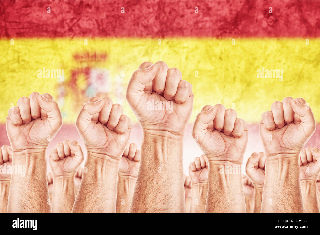 L'Espagne du mouvement ouvrier, une grève du syndicat des travailleurs de sexe masculin avec concept fists soulevé dans l'air de lutter pour leurs droits Banque D'Images