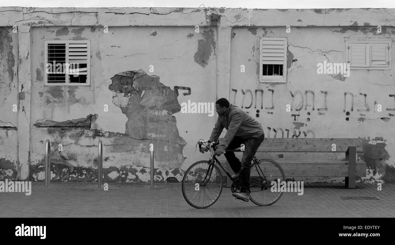 L'homme sur le vélo dans le vieux port Tél Aviv Banque D'Images