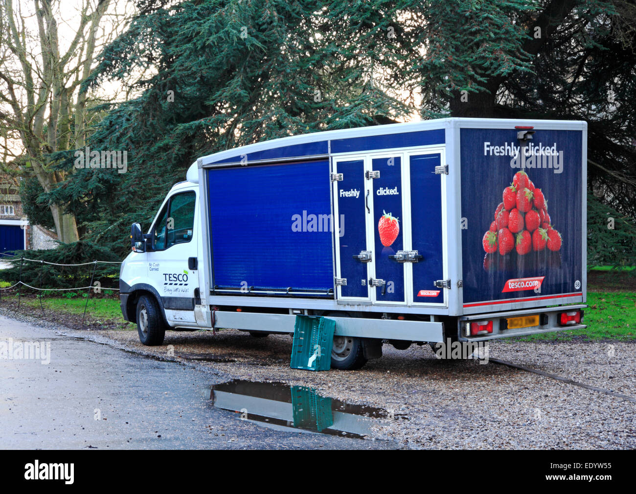 Un Tesco delivery van stationné dans l'enceinte de la cathédrale de Norwich, Norfolk, Angleterre, Royaume-Uni. Banque D'Images