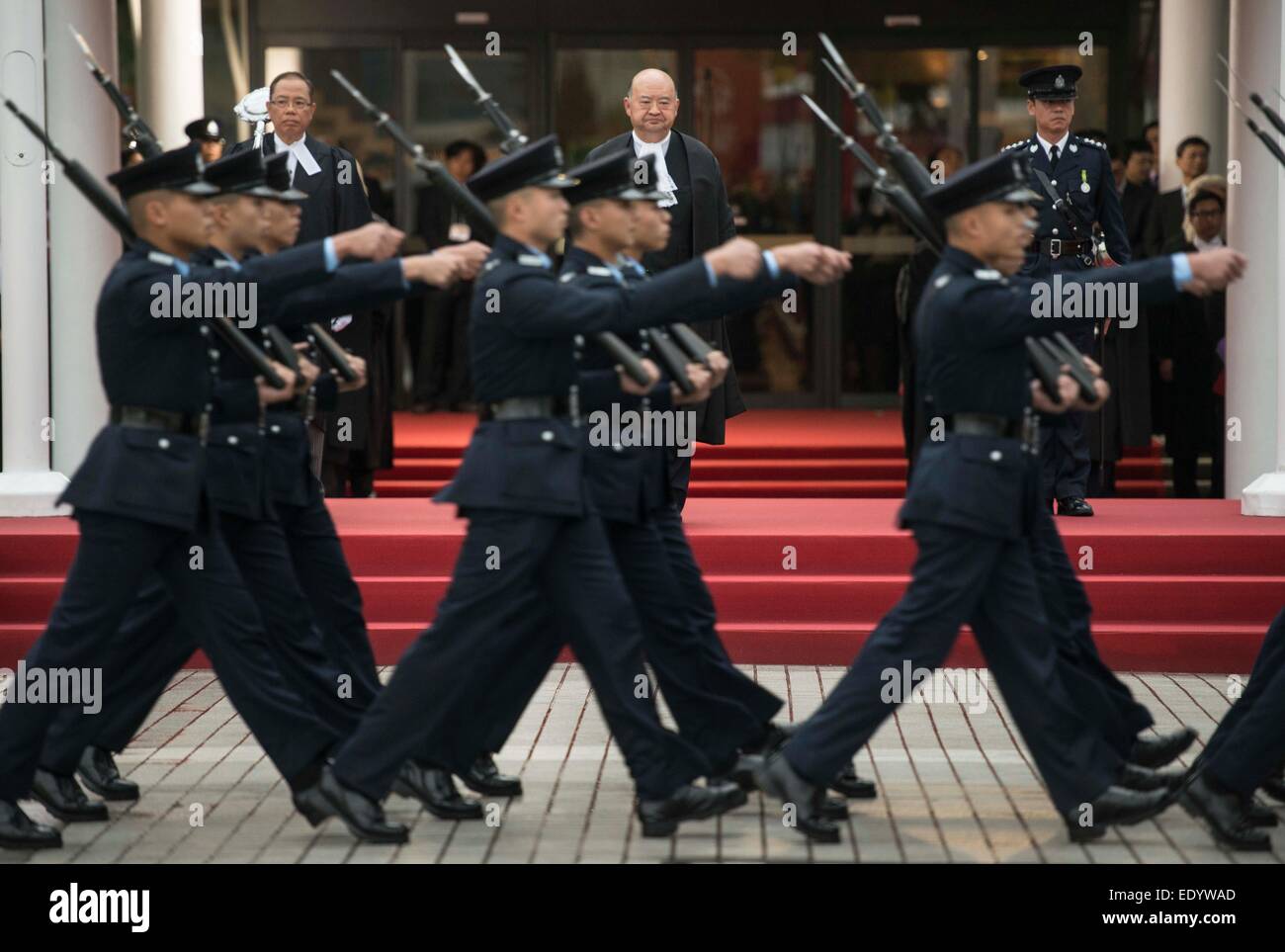 Hong Kong, Chine. 12 Jan, 2015. Geoffrey Ma Tao-li (C'arrière), le juge en chef de la Cour d'appel final de la Région administrative spéciale de Hong Kong, examine la garde d'honneur de la police au cours de la cérémonie d'ouverture de l'année 2015 juridique à Hong Kong, Chine du sud, le 12 janvier 2015. © Lui Siu Wai/Xinhua/Alamy Live News Banque D'Images