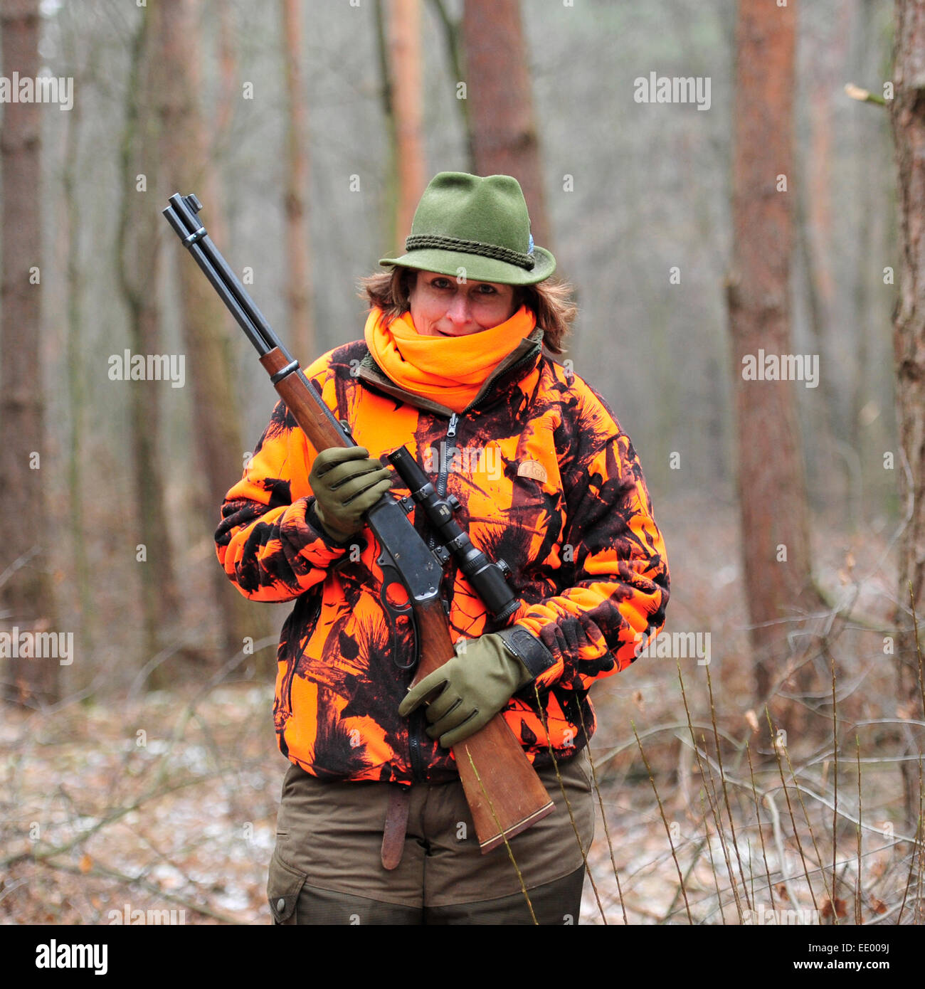 Femmes hunter en Hongrie avec fusil à levier Marlin Banque D'Images
