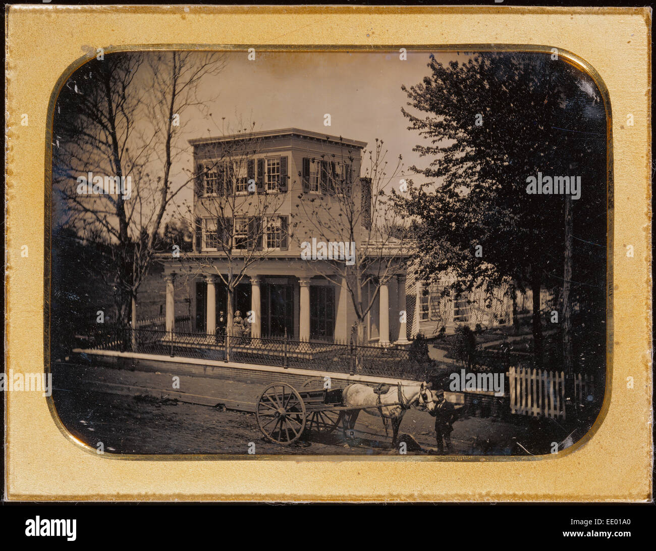 Maison Three-Story avec porche classique ; pas de bouilloire, Cuisine américaine ; vers 1851 ; Daguerréotype Banque D'Images