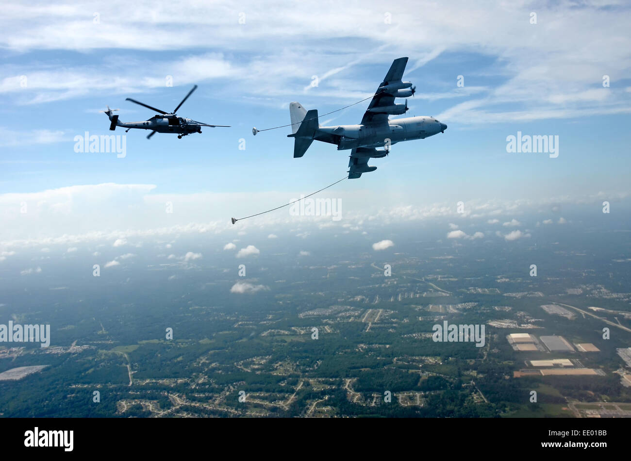 L'opération de ravitaillement d'hélicoptères de haute altitude à partir d'un C-130 Hercules Banque D'Images
